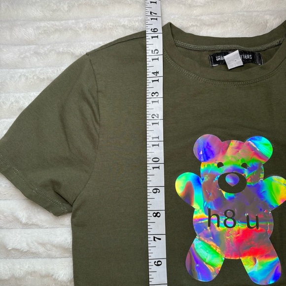 4/25$ Urban Outfitters Cropped Short Sleeve Top W Holographic Bear Medium - Picture 6 of 8